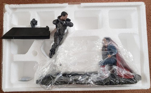 ESTATUA DE SUPERMAN HOMBRE DE ACERO SUPERMAN VS ZOD ESCALA 1:12 DAÑADA - Imagen 3 de 3