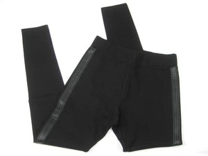 calça de couro com listra lateral