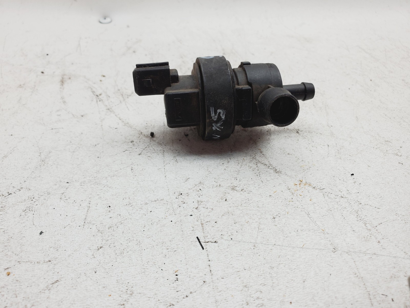 20012005 BMW X5 FUEL TANK BREATHER VALVE 1433602 OEM E496 eBay