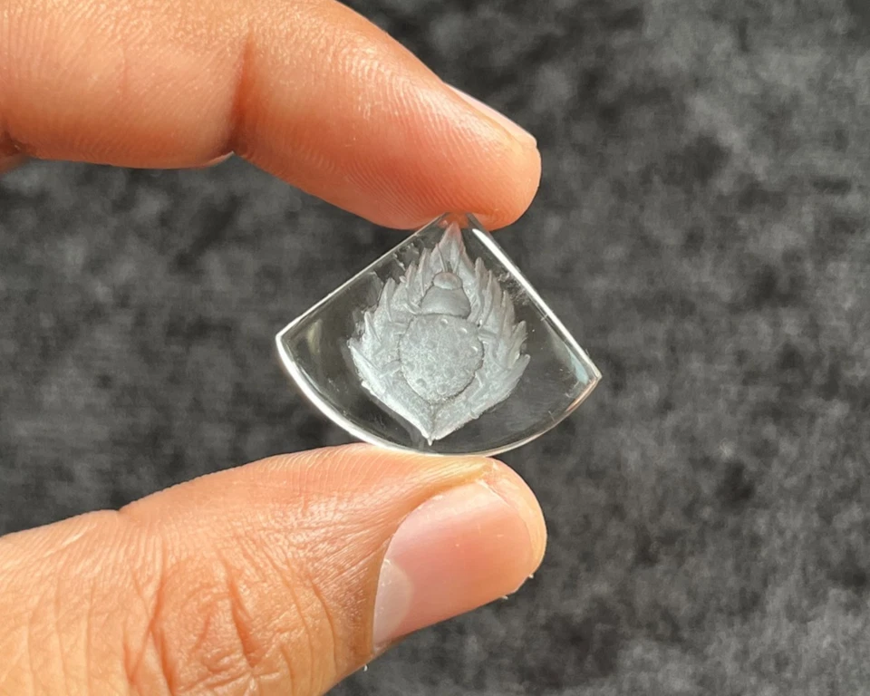 Grabado de insectos tallado a mano de cristal de roca natural para la fabricación de joyas Foto 4 de 4