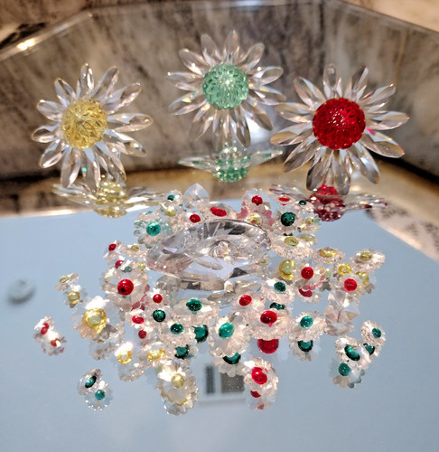 Swarovski Scs Member Renewal Gifts 3 Marguerite Daisies, Minis In Bag & Peacock