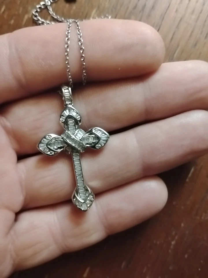 Collar Cruz Platino Sobre Cadena Plata .Con Diamantes... Valoración Más de 1500$ Foto 2 de 3