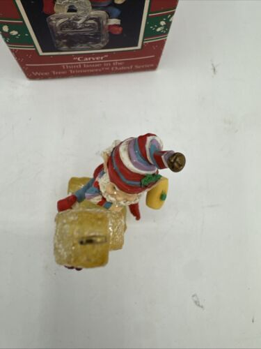 Enesco Wee Tree Trimmers CARVER 1992 Vintage Christmas Ornament Sandi Zimnicki - Picture 2 of 6
