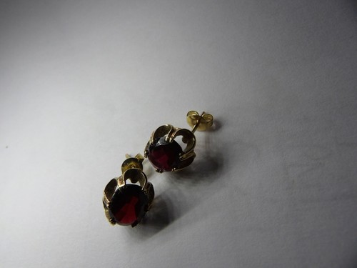 9 CARAT YELLOW GOLD & GARNET FLOWER STUD PIERCED EARRINGS ZNWA54-6 - Picture 4 of 9