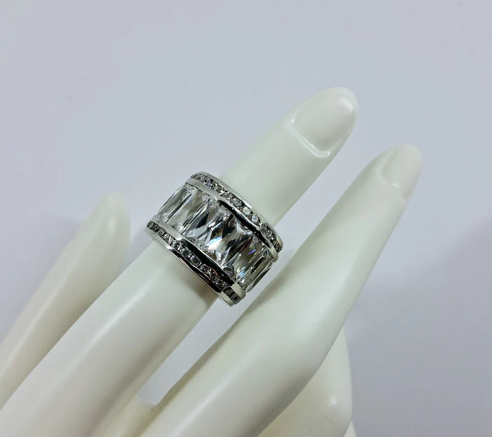 Anello in argento 925 rodiato con cristallo sfaccettato taglio baguette  - Immagine 3 di 4