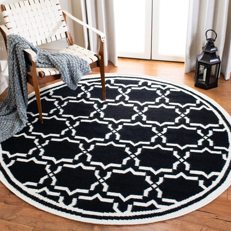 SAFAVIEH Dhurries DHU545L Handwoven Black / Ivory Rug - Image 2 of 4