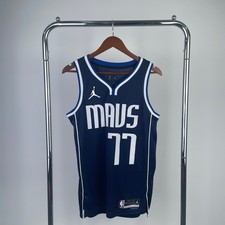 NWT Youth Medium LUKA DONCIC 77 Dallas Mavericks JERSEY BASKETBALL