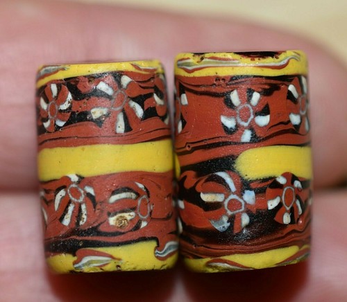 Antiche perle veneziane rosso e giallo mattone inserti canna millefiori, commercio africano - Foto 3 di 5