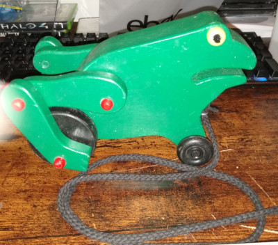 Vintage? Toy Wood Green Frog Pull Along Toy L=7.5'' free ship. tested. legs move