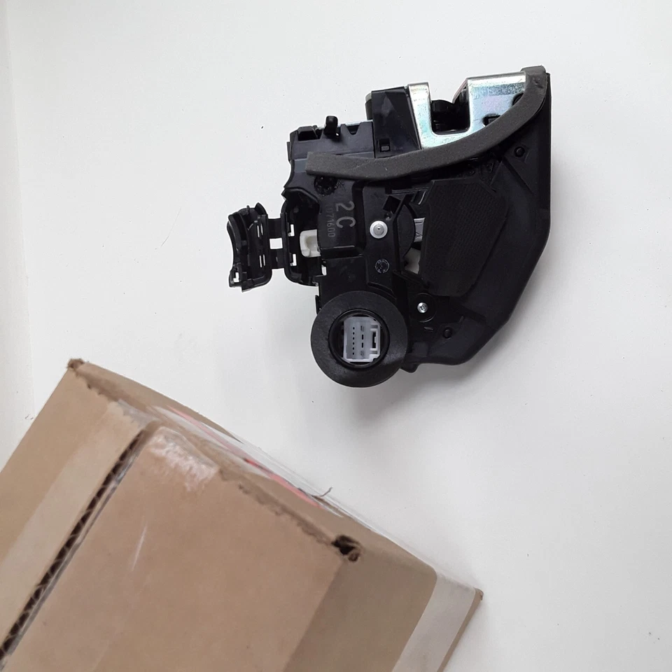 Actuador de cerradura de puerta trasera izquierda para Scion iM xD Toyota Corolla Prius RAV4 2006-19 Foto 2 de 4