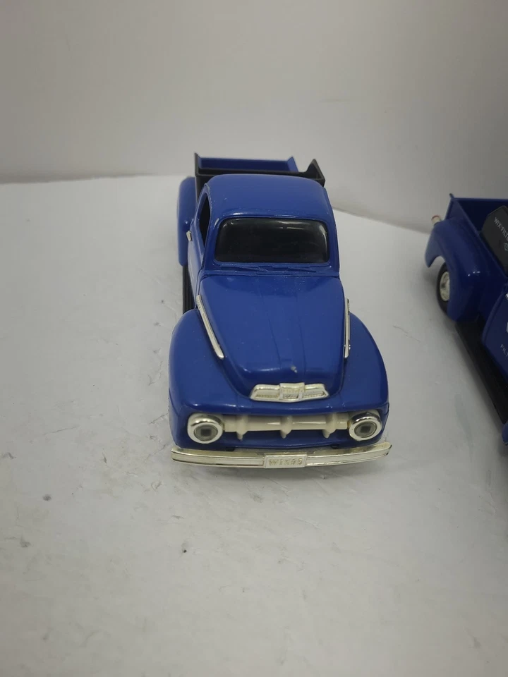 ERTL Coleccionables Azul 1951 Ford F-1 Camión Banco WIX Filtros DieCastv Hecho en EE. UU. Foto 2 de 4
