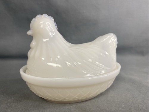 Plato de baratija de mantequilla cubierto nido de vidrio de leche blanco pollo gallina de colección