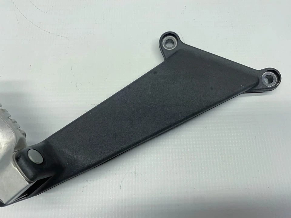 Aprilia RSV1000 Mille reposapiés trasero derecho Rear right footrest (5) 03' Foto 3 de 4