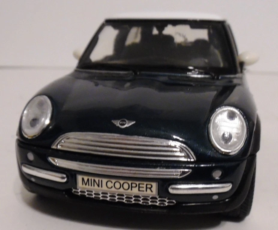 Diecast 2001 Mini Cooper 1/24 Pre-Owned - Image 2 of 4
