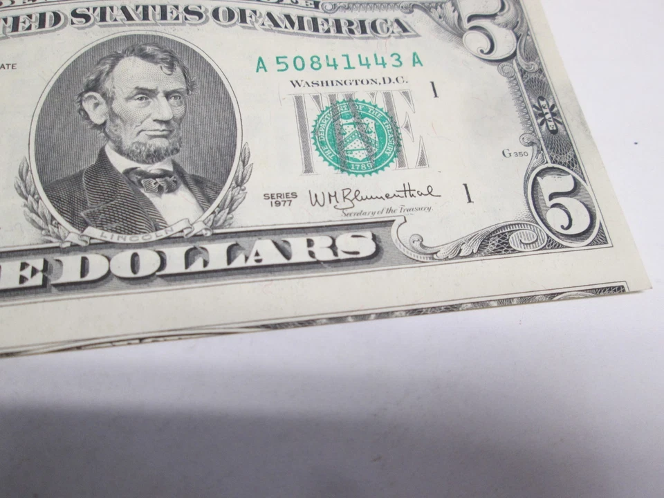 1977 US $5 FEDERAL RESERVE NOTE- ERROR- MISCUT - Image 2 of 3