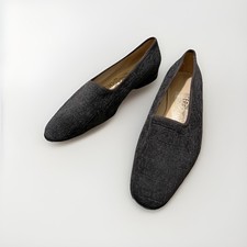 NEW WO BOX SALVATORE FERRAGAMO LADIES GREY SUEDE FLATS SIZE 7C MADE IN ITALY VGC