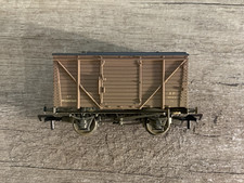 Bachmann 37-804 OO Gauge 12 Ton Planked Ventilated Van Bauxite Weathered Boxed