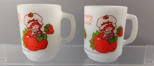 VINTAGE SET OF 2 STRAWBERRY SHORTCAKE MILK GLASS MUGS AMERICAN GREETINGS 1980'S