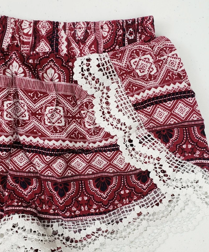 Pantalones Cortos Charlotte Russe Acento de Encaje Fluido Pull On Rojo Para Mujer Talla XS Foto 4 de 4