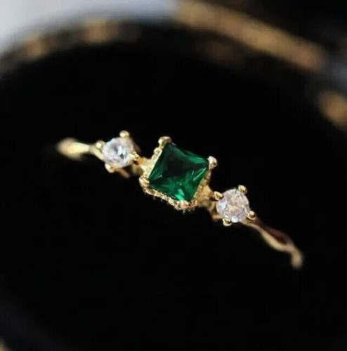 Delicate Engagement Ring 1.88Ct Princess Cut Simulated Emerald 925 Silver - Foto 1 di 4