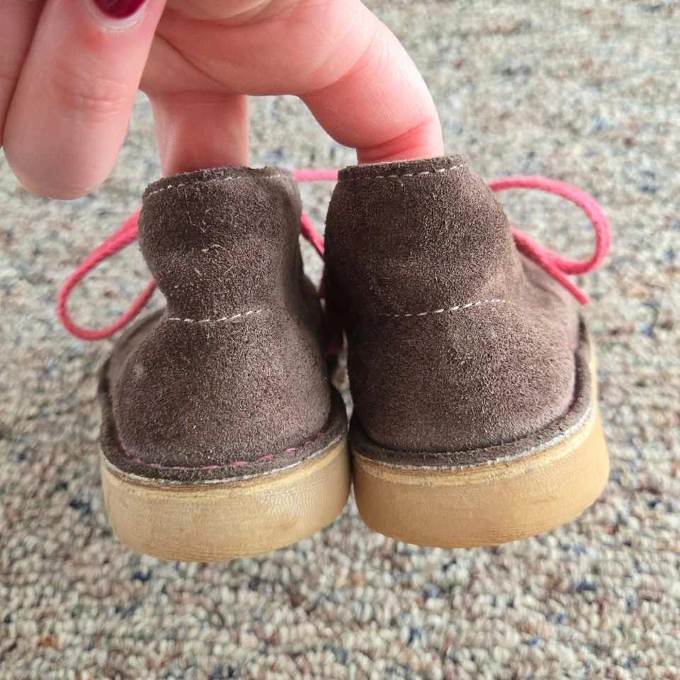 Clarks Desert Boot TD Niñas Niños Pequeños Gris Gamuza Rosa Puntada 7 Ancho Foto 4 de 4