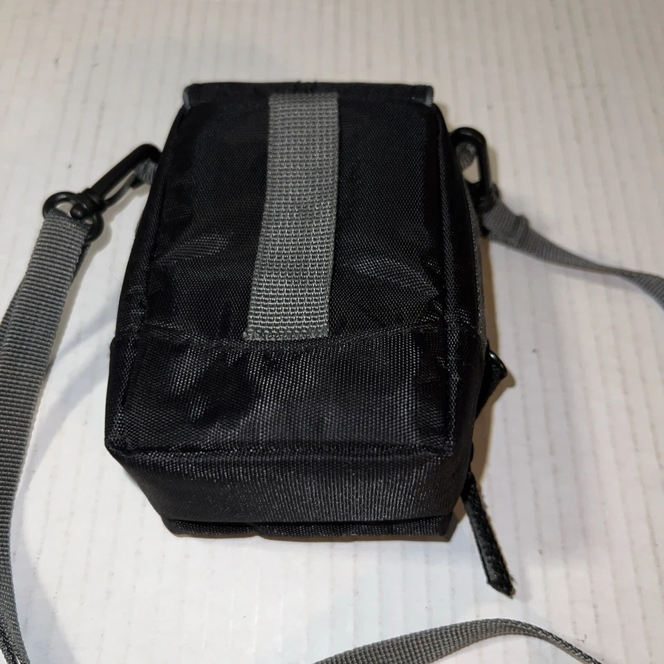 Case Logic Camera Case ~ DCB26 With Strap ~ Great Condition! 3 Zipper Pockets! - Image 3 of 4