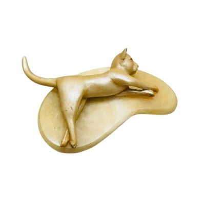 Harz Katze dehnbar/ruhend auf Steinsockel Figur/Ornament leichter Briefbeschwerer