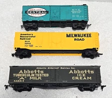 3- Railroad Freight Cars  1:87 scale Bachmann IHC Roundhouse