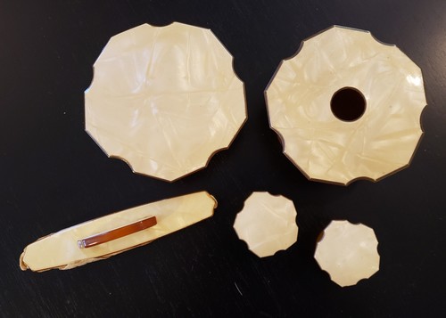 Juego de tocador Art Deco baquelita celuloide mármol crema y ámbar bandeja espejo polvo - Imagen 4 de 7