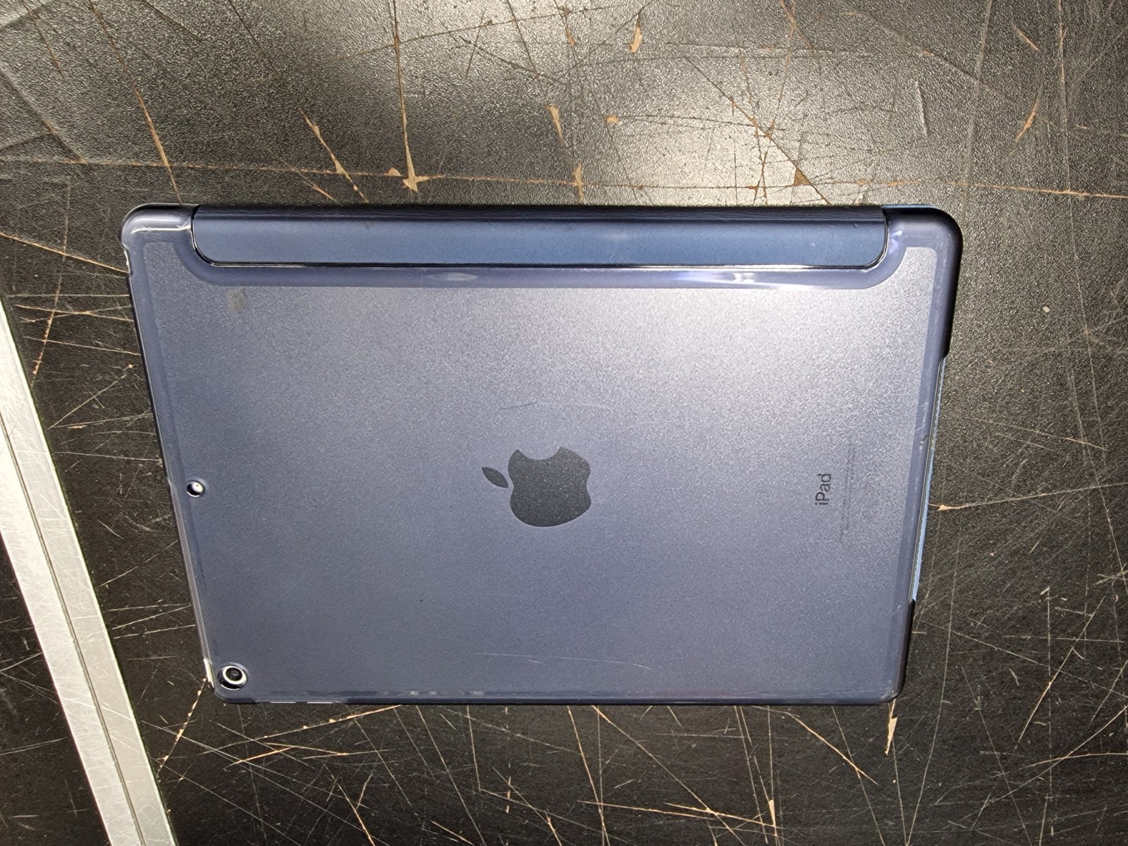 Apple iPad 9th Generation Wi-Fi Tablet 64GB Silver A2602 with case (bundle)