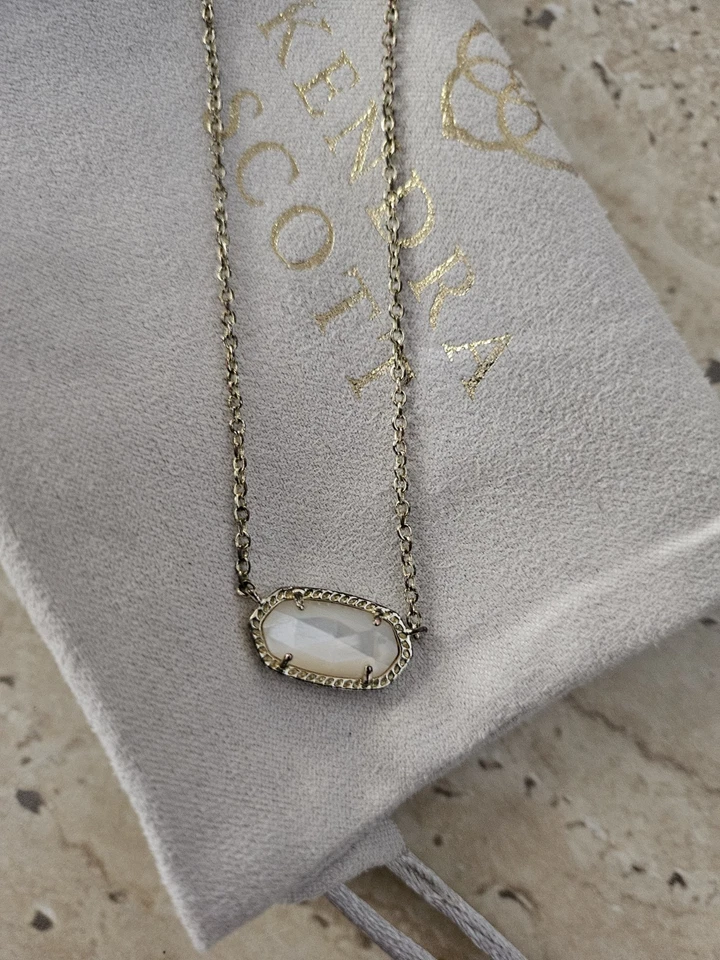 Collar Colgante Kendra Scott Elisa Marfil Madreperla Tono Dorado Foto 3 de 4