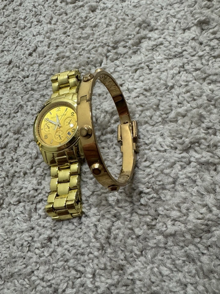 Brazalete y reloj Michael Kors con tachuelas Foto 4 de 4