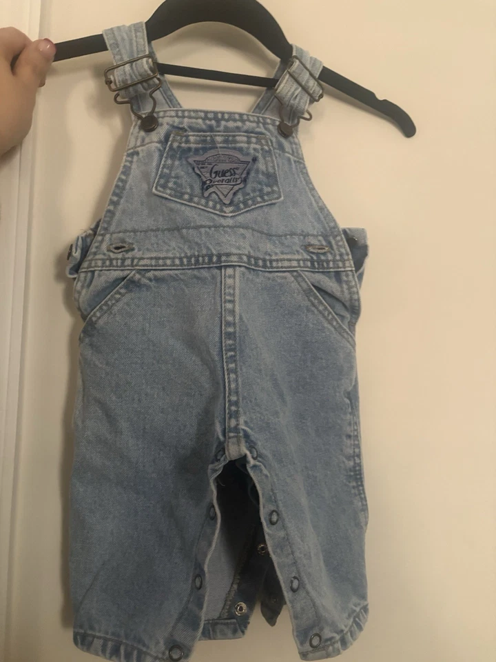 Mono vaquero vaquero vintage Baby GUESS talla 9 meses, azul Foto 2 de 4