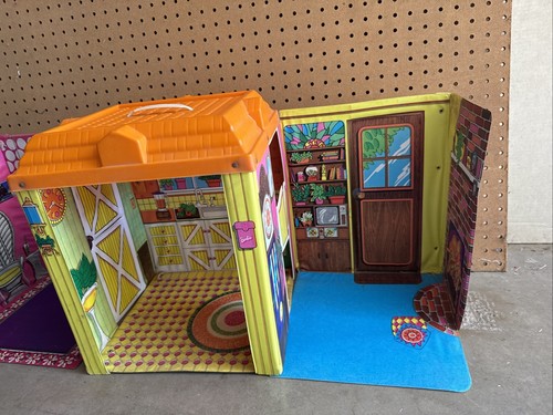 Vintage 1973 Mattel Barbie Country Living Home Fold-Out with Lots Of Furniture - Picture 12 of 24