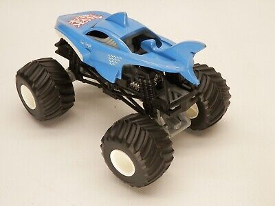 Hot Wheels Monster Trucks Shark Wreak, Oversized 1:24 Scale Die cast