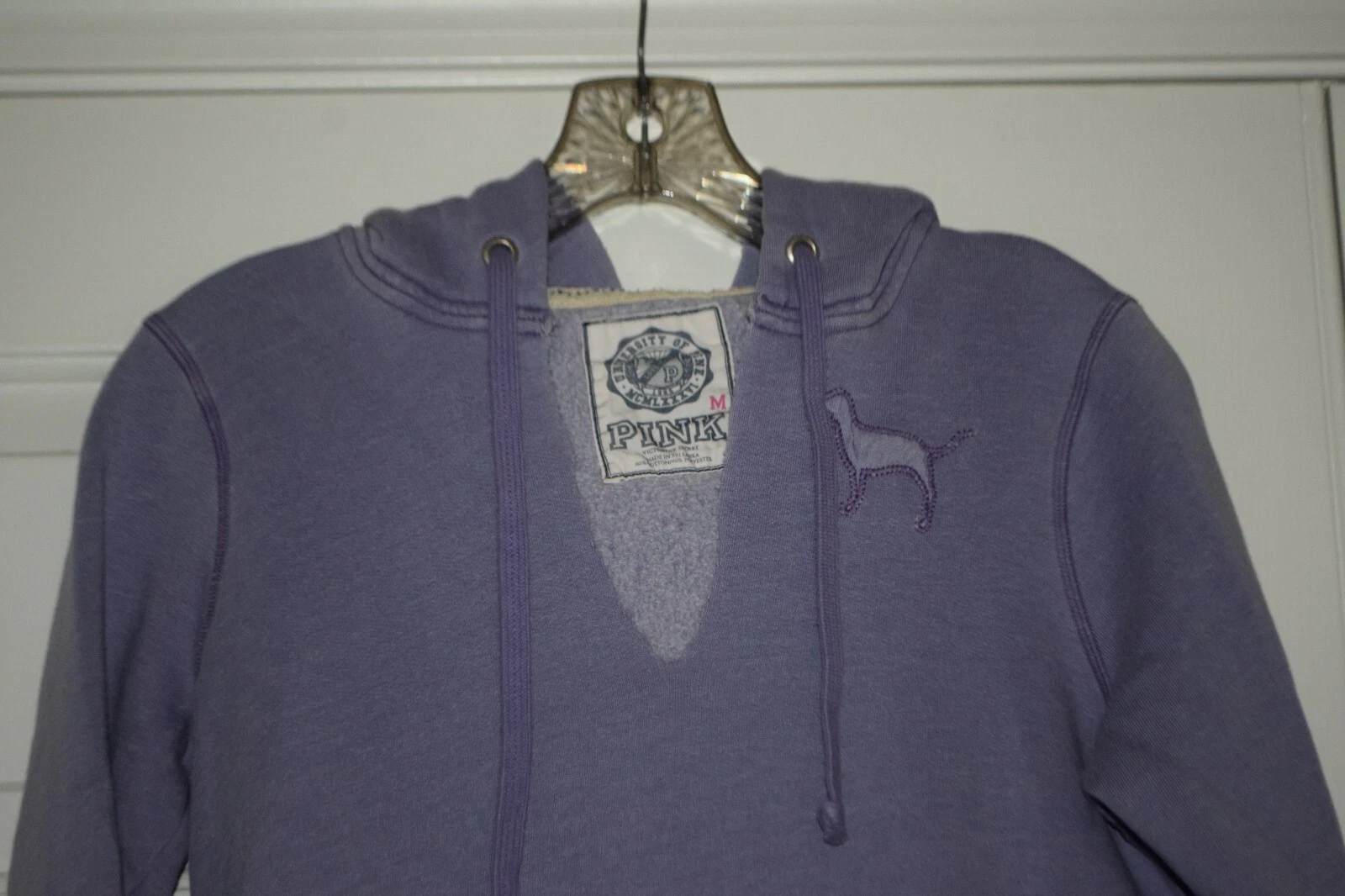 UNDERCOVER Felpa con cappuccio Victoria's Secret ROSA taglia M viola scollo a V ROSA 86 patch