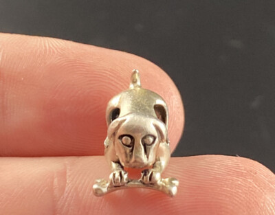 STERLINGSILBER HUND LIEGEND MIT KNOCHEN CHARM PERLE GEMARKT 925 IBB THAILAND