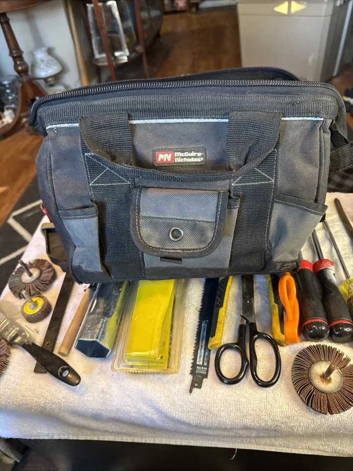 LOTE DE HERRAMIENTAS CON BOLSA DE HERRAMIENTAS, DESTORNILLADOR, ALICATES, LLAVE ALAN, MARTILLO, GRAPADORA ++ Foto 2 de 4