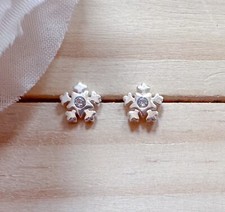 Snowflake stud earrings in high quality 925 Sterling silver Christmas earrings