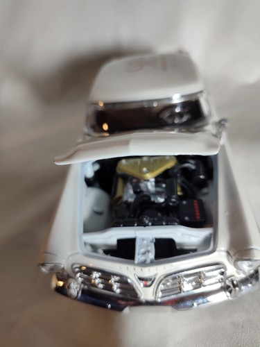 Maisto 1956 Chrysler 300B, White, 1/18 - Picture 4 of 15