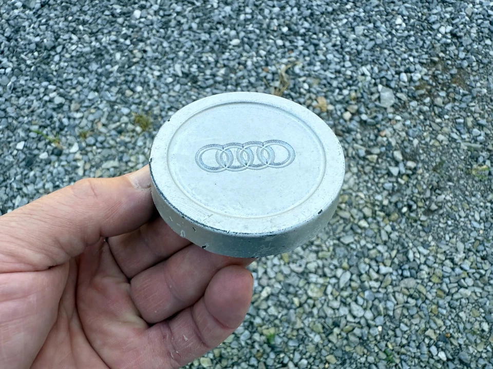 TAPA CENTRAL RUEDA AUDI COUPE 4000 5000 OEM ACABADO PLATEADO 811 601 165 1984-1988 Foto 2 de 3