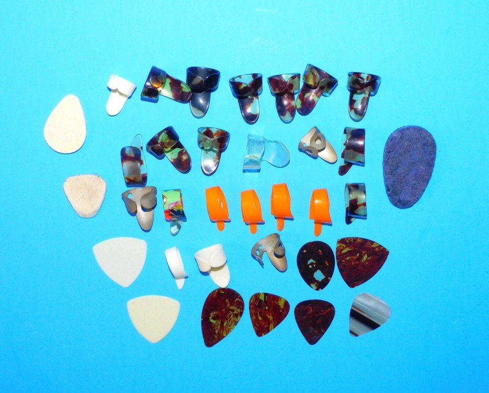 GUITAR PICKS ASSORTED LOT OF VARIOUS STYLE GUITAR PICKS