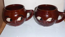 VINTAGE PAIR OF SMILING FACE BROWN HANDLED COFFEE MUGS HULL USA 