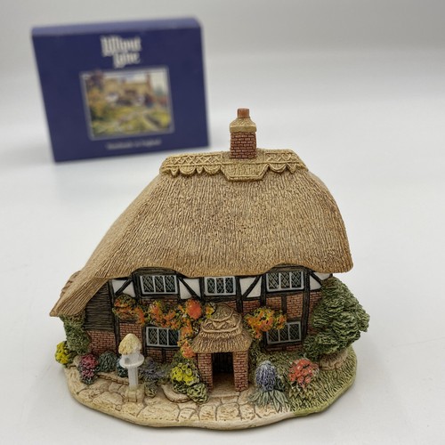 Lilliput Lane Geißblatt Cottage III - verpackt mit Taten K12