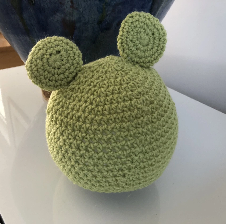 Gorro de rana verde ganchillo hecho a mano. 3 - 18 meses niño o niña Foto 3 de 4