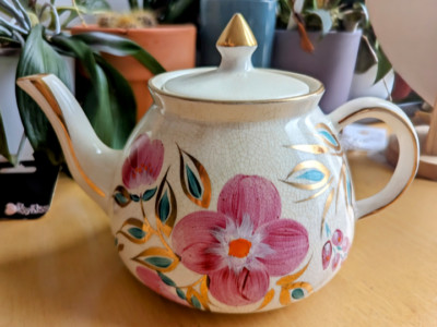Schöne Vintage Gibson Staffordshire Teekanne mit Blumenmuster
