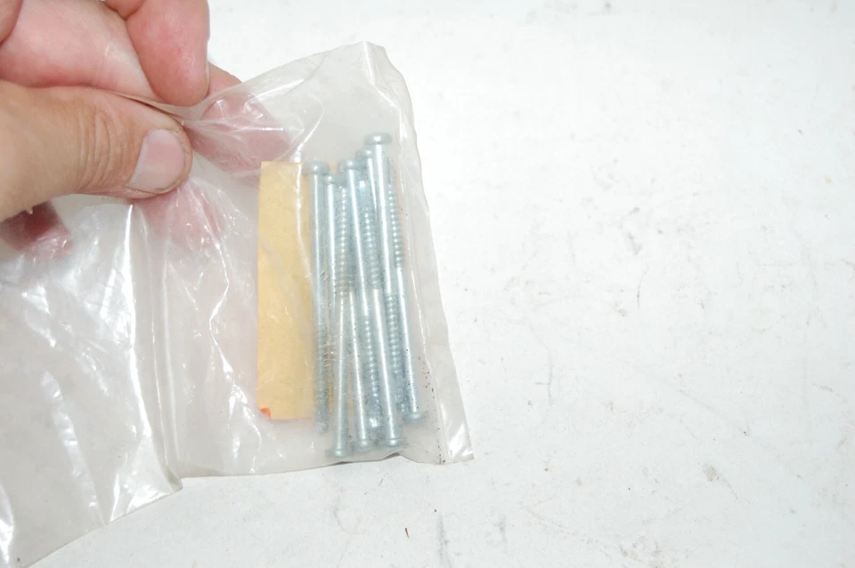 10 NOS Suzuki 35723-44130 TORNILLOS DE LÁMPARA (CANTIDAD-10) GS450 GN400 VS700 FABRICANTE DE FÁBRICA OEM Foto 3 de 3