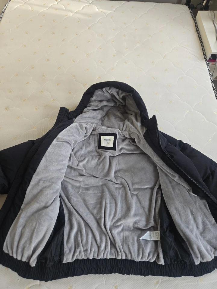 Chaqueta acolchada con capucha forrada de piel sintética Hollister para hombre talla S Foto 2 de 4