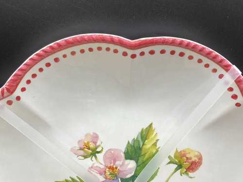 Strawberry Floral FARMHOUSE Style Scalloped MELAMINE Dinner Plates (SET OF 4) - Picture 3 of 6