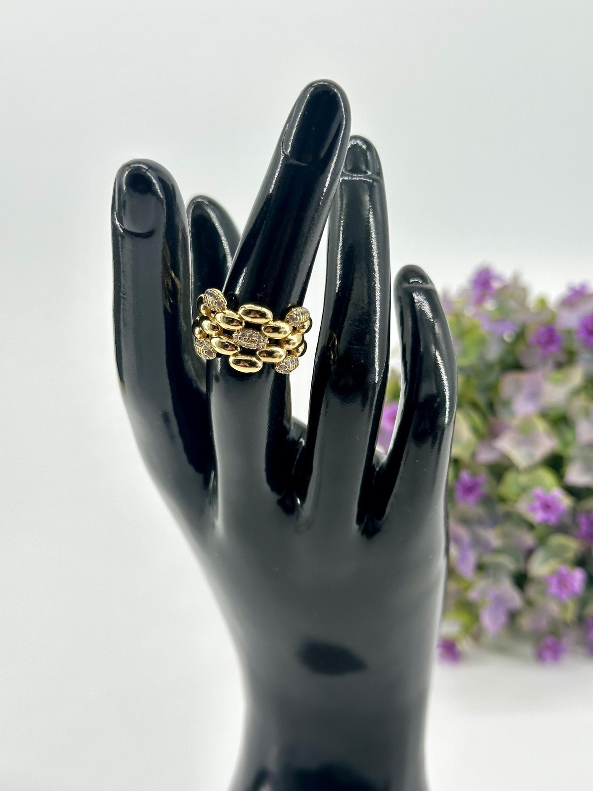 Bague ouverte scintillante en métal finition or jaune et cristaux sertis